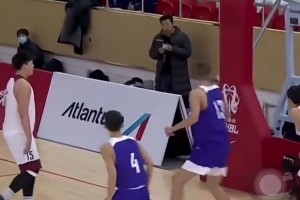 那时候的发型相当清爽啊！杨瀚森五年前参加耐高决赛